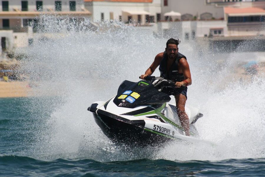 Algarve: Jet Ski Rental in Armação de Pêra - Taking your first turns in the bay