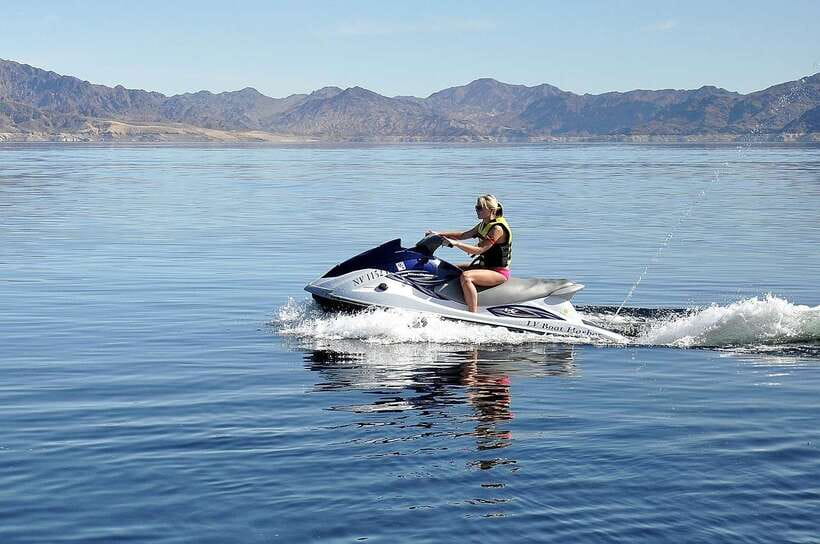 Boracay: Jet Ski Experience - Waves can change the feel of the ride