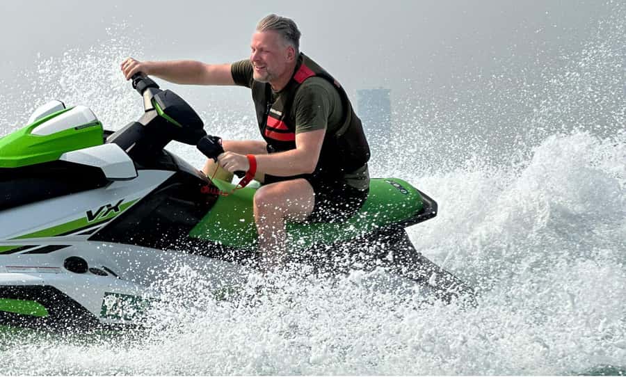 Dubai: Jetski Tour to Dubai Eye, JBR, Palm & Burj Al Arab - How the guides affect the experience