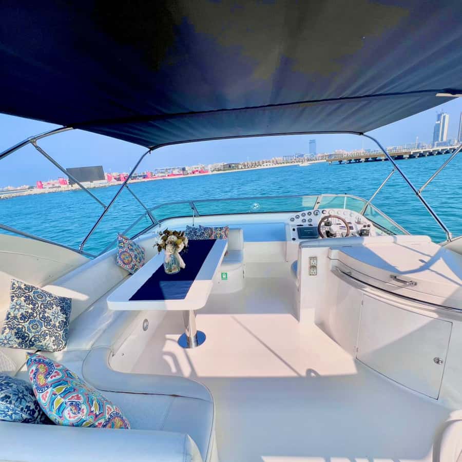 Dubai:Yacht Sightseeing with 30mins Jet-ski on Ain Dubai - What the private format really adds