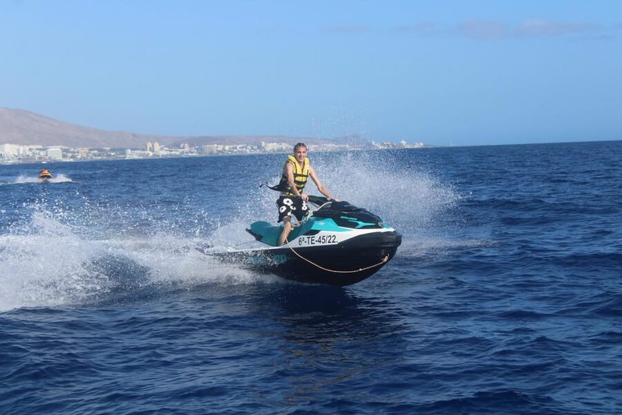 From Puerto Colon : 1 hour adrenaline JetSki tour - Languages and communication on the water