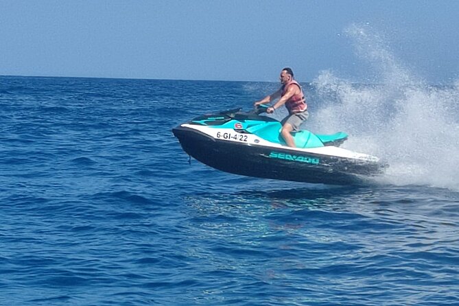 Fuengirola: Alquiler Jet ski 30 min / 1 hour - Riding along the Fuengirola coast