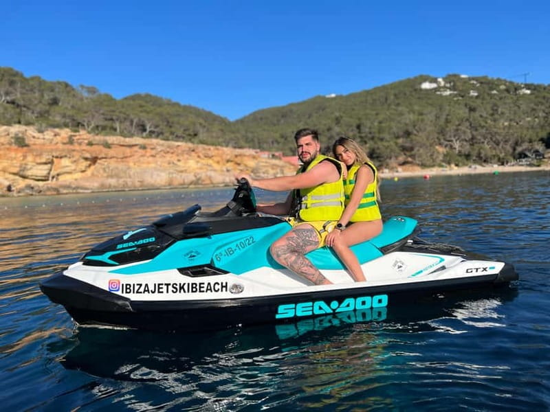 JET SKI TOUR TO Cala Salada FROM Puerto de San Antonio - Getting ready before the engine starts