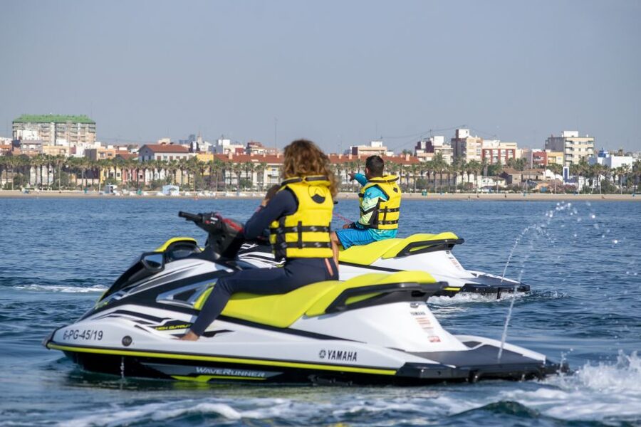 Valencia: Jet Ski Tour + Paddle Surf + Photos + Free drink - Learning to handle the jet ski